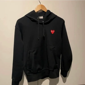 Cdg Hoodie - En fin Cdg hoodie i jätte bra skick! Säljer pga att jag kände att den inte kom till användning! 9/10 skick!
