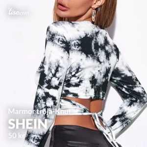 Topp från Shein  - En vit och svart marmor tröja med Knut där bak, ny skick ej använd. Frakt tillkommer om man bor utanför Malmö ! 🌸