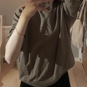 Brun långärmad träningströja - stadium - En bekväm långärmad brun träningströja köpt på stadium. Storlek XS. Luftigt material som går bra att träna i men kan även användas i vardagen som en vanlig tröja. Säljer eftersom den inte riktigt passar mig i ärmarna. 3 för 2✨✨