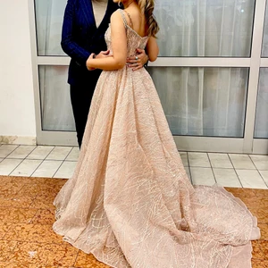 Klänning stl 34-36 - Säljer min klänning som passar 34 och 36 använd endast några timmar. Köpt för 8300kr säljs för 3500 pris går att diskutera. 