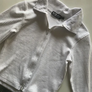 Zip up tröja, madlady! - En zip up tröja från Madlady som var väldigt populär för ett tag sedan. Tröjan är endast använd en gång då den inte riktigt var min smak, den är i storlek 36. Tröjan har två ”färgade trådar” insydd vid storlekslappen och en liten vid en söm. Dessa trådar var insydda på tröjan när jag fick hem den men de syns inte alls när man har tröjan på sig. 