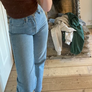 Levis jeans - Ett par Levis jeans i modell ribcage straight. I storlek 25. Säljer då dem blivit för små. Dom är i väldigt bra kvalite då jag knappt använt dom. Orginalpris är 1200kr. Pris kan diskuteras!🥰