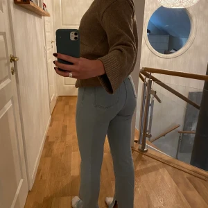 Nakd jeans  - Ljusblåa jeans med slits i storlek 38. Knappt använda på grund av att jag tycker att dom sitter lite för tajt runt låren. Annars passar dom bra på mig som är 172cm och har storlek 38 i vanliga fall.