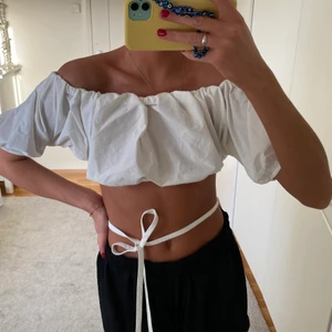 Crop topp med knytning, vit - Kort topp med klytning från Zara, väldigt fin sparsamt använd, 190:- ev frakt kan mötas upp borås Landvetter Mölnlycke