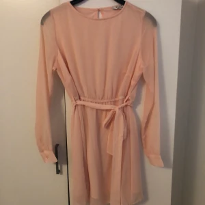 NA-KD klänning  - Superfin sommarklänning från NA-KD i storlek 36. Endast använd en gång. Betalning sker via swish och du står för frakten💓💓 