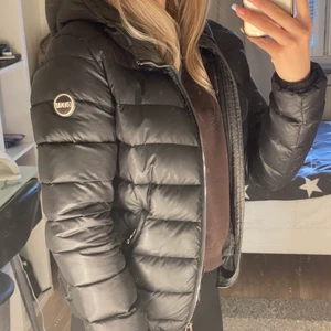 Colmar jacka  - En äkta as snygg colmar jacka som jag köpte på plick av en annan säljare. Den har några små skador här och där som jag kan skicka bild på, därav jag säljer den då jag inte blev informerad om dessa. Annars är den as snygg och mycket av defekterna är på insidan och icke synligt. Tveka inte på att skriva privat om att få fler bilder💞