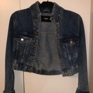 Jeansjacka - Jättefin, kort jeansjacka ifrån bikbok i storlek xs men passar även som s. Betalningen sker via swish och du står för frakten💓💓