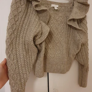 H&M stickad tröja - Stickad tröja från H&M (inte stickigt material), knappt använd. 