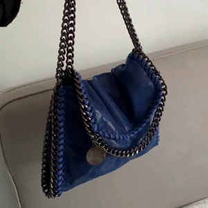 Stella liknande väska  - Säljer min Stella McCartney liknande väska, ny skick💕Ca 27x20