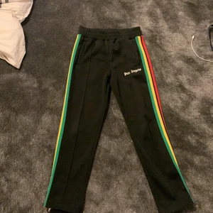Palm Angels byxor - Köpta på flannels för 3000kr väldigt bra skick. Cond:9/10 inga märken så nästan helt nya använda några gånger. Priser kan diskuteras men utgår från 2000kr