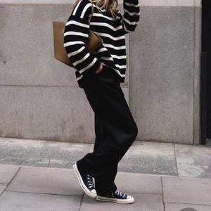 Svarta converse - Svarta converse. Pris kan diskuteras, är som nya.