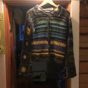 Virkad tröja - Virkad tröja från indiska strl S, går att knäppa upp, frakt tillkommer 