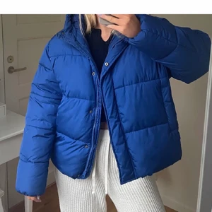 Blå jacka - Säljer denna as snygga populära jackan från lager 157, köptes förra året och tror den inte går att köpa idag! Varm och funkar bra på vintern. Säljer för 400kr men vid flera intreserade sker budgivning!                           Lånade bilder!