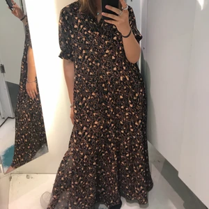 Weekday långklänning - En så fin långklänning ifrån Weekday. Går ändå ner till fötterna på mig som är 162 cm, storlek S. Otroligt sval o skön o perfekt på sommaren. Även knäppning i mitten om man hellre vill ha den som en lång kofta/kappa🥰 nypris 800kr och säljer för 250kr, köparen står för frakten!