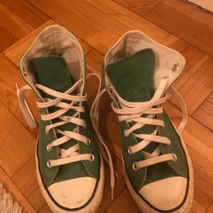 Höga gröna converse💚 - Ett par jätte fina höga converse i storleken 36,5 använt men i bra skick💚 Obs köparen står för frakten