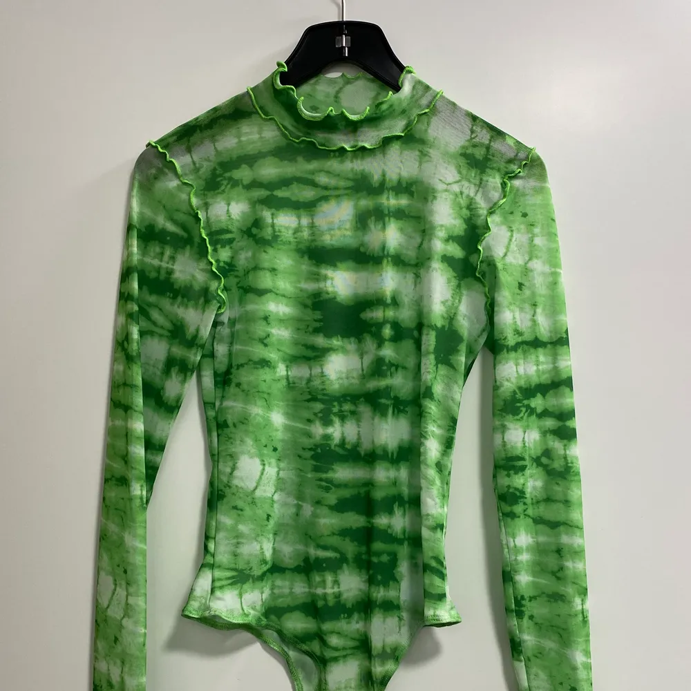 Lime green body i mesh från Jaded London, bara använd en gång☺️ Nypris ca 400kr✨✨. Toppar.