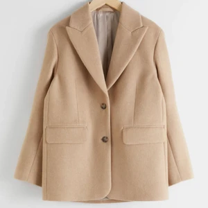 Kort kappa other stories - Säljer min fina kappa från & other stories då den inte kommer till så mycket användning längre. Köpt för 1500kr ❤️‍🩹 funkar som vinterjacka då den är väldigt varm