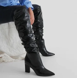 Knähöga boots med klack - Stövlar från NA-KD som ej finns kvar på hemsidan, nypris 499 kr. Aldrig använda! (Köpare betalar frakt)