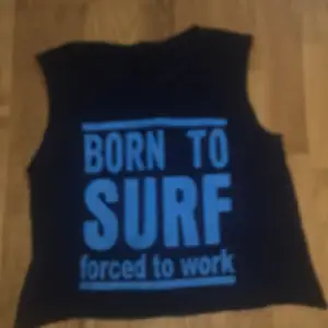 En superfin t-shirt som är blå svart och lite slapp. 