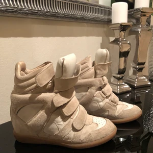 Isabel Marant - Säljer mina Isabel Marant bekett sneakers som är mycket sparsamt använda. Köpte dom för 4599kr på MyThresa och säljer dom nu för 1400kr💖💖