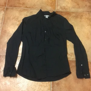 Svart skjorta som ny - Som ny