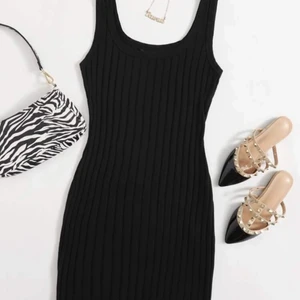 Klänning - Klänning som slutar strax över knäna