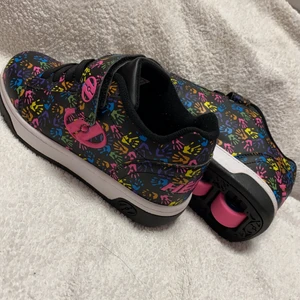 Heelys - Helt nya skor med hjul i ”klacken”. Lägger man kroppsvikten på hälen så kan man åka fram. 