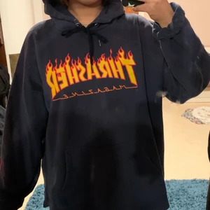 Thrasher hoddie  - Mörk blå thrasher hoddie från Junkyard i storlek L. Sälj för att den är för stor använd få tal gånger.