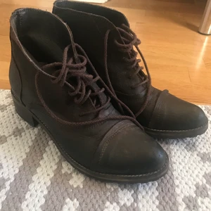 Skinn stövletter  - Skinn stövletter som kommer inte längre använda efter gravitetet. 