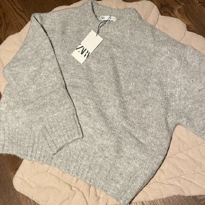 Stickad - Snygg grå stickad som är nyköpta och provad men inget annat så den är alltså ny. Extremt mjuk.