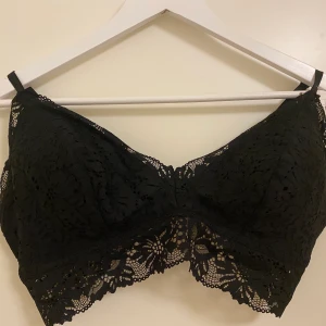 Svart spets bralette  - Svart spets bralette, spännband, aldrig använd och lappen sitter kvar