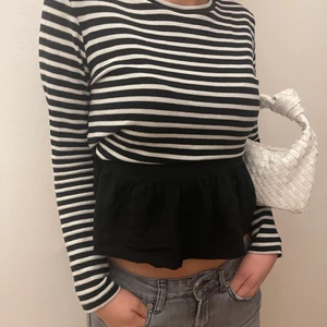 Randig topp med volang - Supersöt randig topp med volang i strl xs/s. ❤️ bra skick☺️