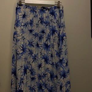 Lång blommog kjol - Lång blommg kjol med resor och fina mönster