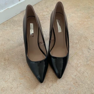 Stilettklackar - Helt oanvända Fina stilettklackar med smal klack i svart/beige färg 