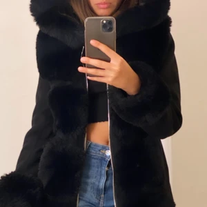 Svart päls kappa  - En svart päls kappa/jacka som passar perfekt till vintern och hösten 🍂