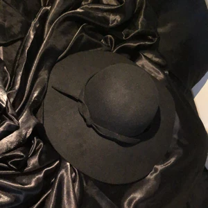 Hatt - Mystisk mattsvart hatt, med ett svart snöre runt om, gullig lyxig, höst/sommar/vår anpassad. 