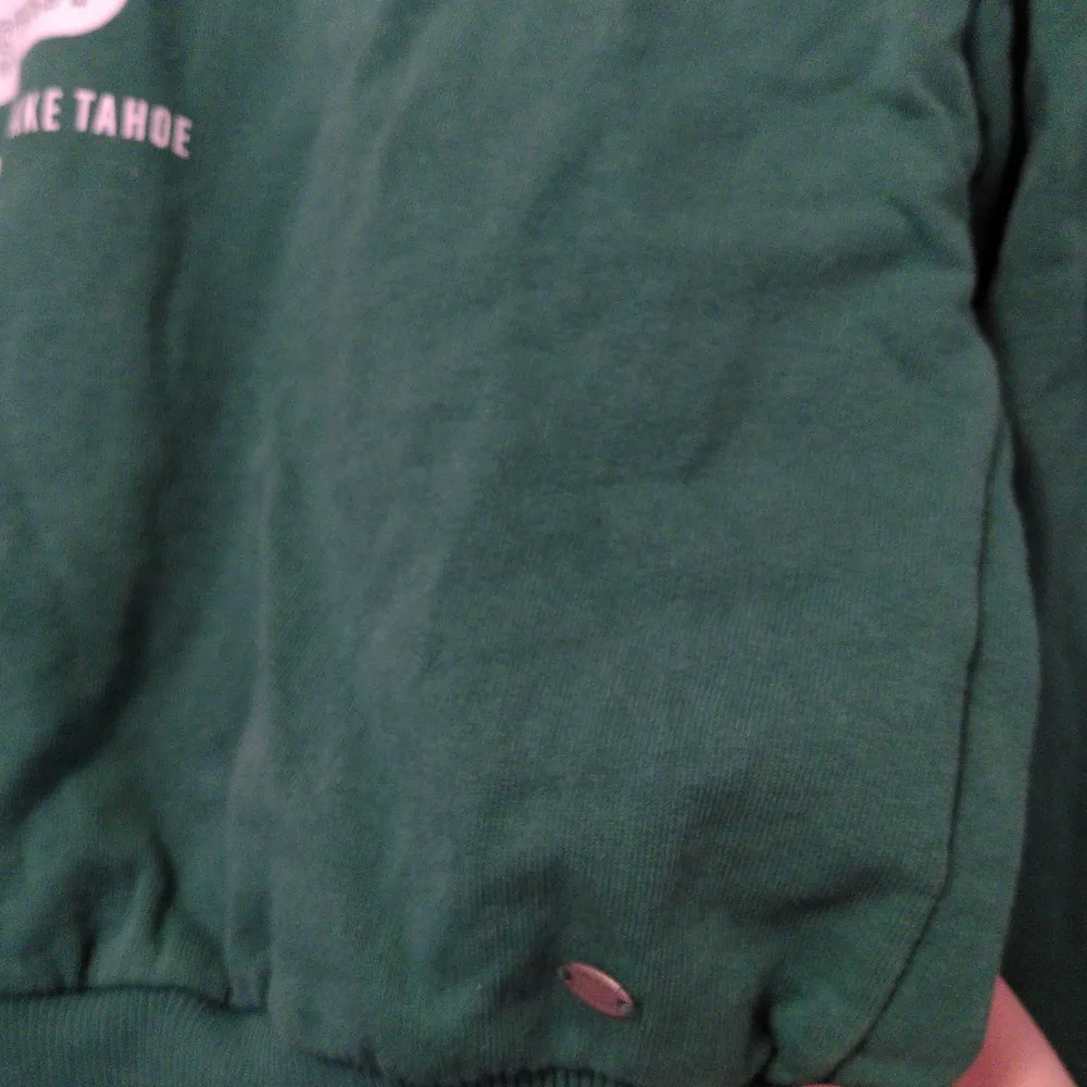 Grön hoodie/ huvtröja i cropped form jättefin till höst och vinter. Hoodies.