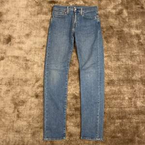 Ett par Levis jeans som används några få gånger. Storlek: W 28, L 32. Köpta för 1500 kr. Cirka 1 år gammla, men som sagt mycket lite användning.