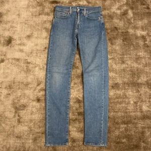 Levis Jeans - Ett par Levis jeans som används några få gånger. Storlek: W 28, L 32. Köpta för 1500 kr. Cirka 1 år gammla, men som sagt mycket lite användning.