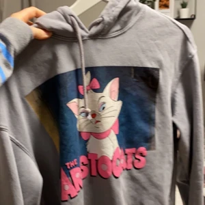 Grå hoodie me en katt på - Kostade 200kr men säljer för 60, Används aldrig, jätteskön och mysig