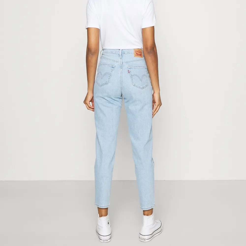 SISTA PARET, SÄNKT PRIS! Sprillans nya Levis säljes pga fel storlek 🥵 lapparna kvar! Modellen heter high waisted mom jeans relaxed fit 🎉. Jeans & Byxor.