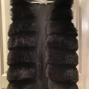 Chelsea jacka  - Svart pälsväst i mycket fint skick. Storlek S/M, lite för liten för mig som brukar ha S på kläder, alltså är den ganska liten i storleken. 