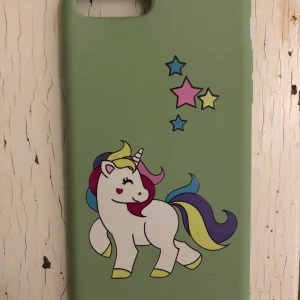 Mobilskal  - Ett grönt skal till iPhone 8 Plus, använt fåtal gånger. Så det är bra skick och inte trasigt. Det är i böjbart material. 20kr plus frakt