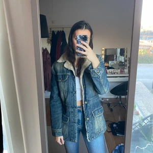 Lee jacka - En jeans jacka som är fodrad. Jackan kommer från Lee och är en längre och varmare jeansjacka 🥰 Perfekt under hösten och vintern 💗
