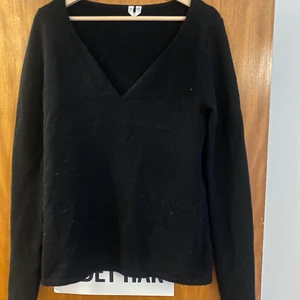 Arket, tröja, M - Arket, storlek M🥵💕 Material: 40% Alpackaull 33% Polyester 5% Elastan Älskar denna men TYVÄRR har den några skavanker i form av nopprig som syns på bilderna, annars väldigt skön och snygg urringning!