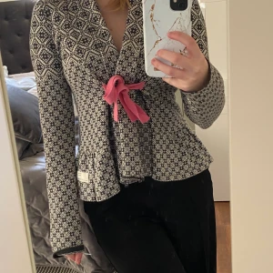 Kofta - Odd Molly kofta!! Kommer tyvärr inte till användning längre hos mig:( osäker om jag vill behålla! Kan sälja vid rimligt pris🖤😍