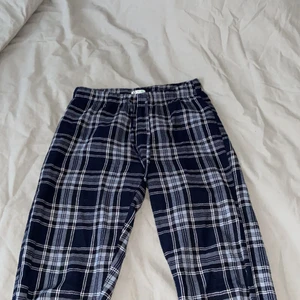 Pyjamas byxor - Ett par härliga pyjamas byxor skadar alldrig illa i någons garderob! Riktigt mysiga och välanvända men tyvärr väldigt försmå nu:)