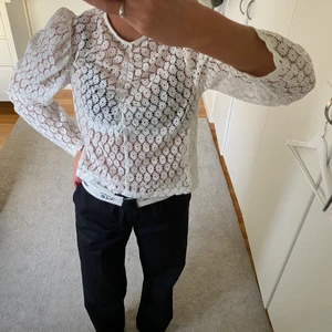 Söt vit spetsblus  - Spetsblus i vitt från Gina. Storlek S