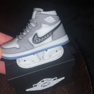 Airpods skal - Säljer mitt airpods skal som ja nyss köpte men ångrade mig snabbt och bara använt 1 gång så helt nytt skick. Säljer för 150 som jag ungefär köpte den för. Jag bjuder på frakten 💕 