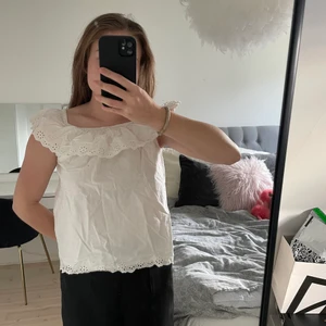 Vit blus  - Vit blus från Ralph lauren. Superfina detaljer både uppe och nere. Man kan välja om den ska vara off shoulder eller inte. På bilderna är den lite skrynklig men jag stryker den såklart innan den skickas. Strl 10 barn men den passar mig som är xs/s. Pris 100 kr + frakt💗❤️
